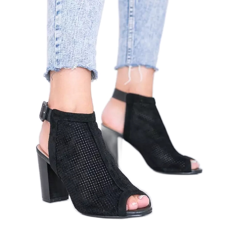 Svarta genombrutna sandaler på Veronika -stolpen