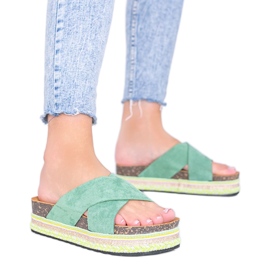 Gröna tofflor med dekorativ Riri -sula