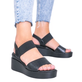 Svarta kilsandaler från Wins