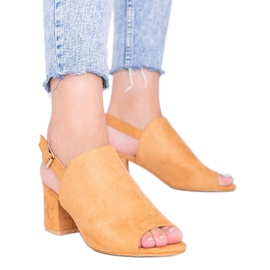 Kamel sandaler på en stolpe med en Blubbery övre brun