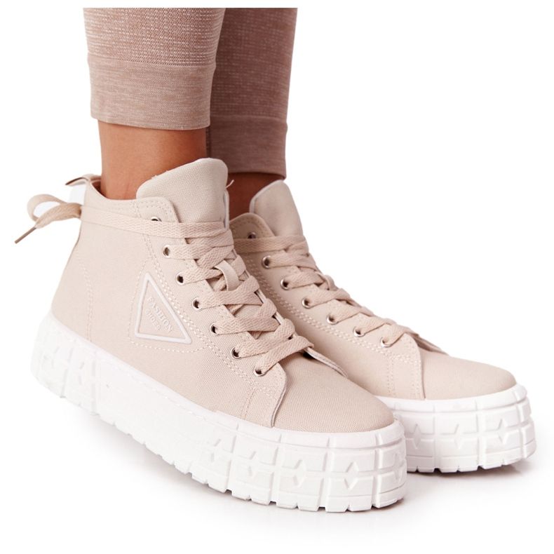 Kvinnors höga sneakers på en Beige Manhattan -plattform