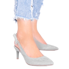 Grå pumps på en Tari -häl