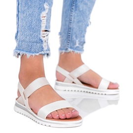 Beige sandaler på en tjock Cro -sula