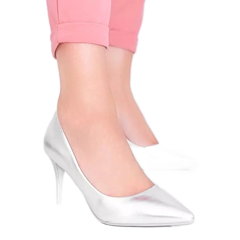 Silverpumpar på en Venicia -häl silver-