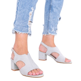 Grå sandaler på en låg Buenna -stolpe