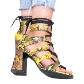 Gula sandaler i Merry ormskinnsmönster svart