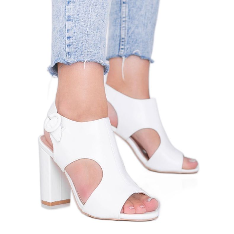 Vita sandaler på Gally -stolpen