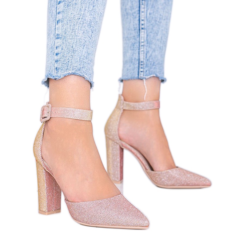 Rosa glänsande pumps på Milas inlägg gyllene