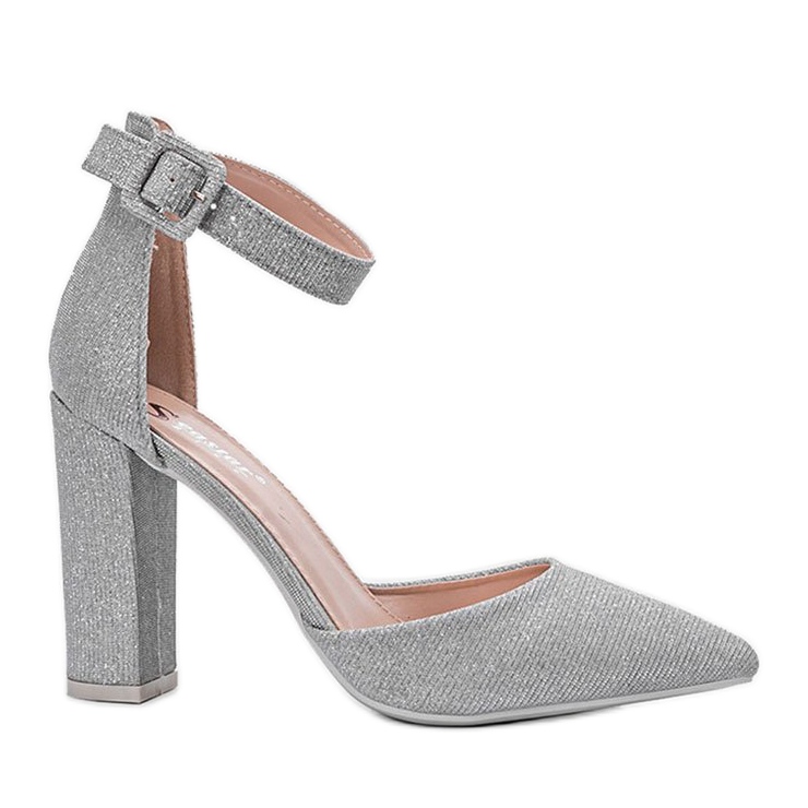 Glänsande silverpumpar på Milas stolpe silver-