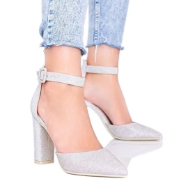 Glänsande beige pumps på Milas stolpe