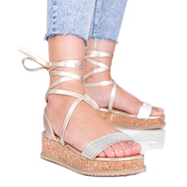 Guldsandaler bundna med zirkoner Ves gyllene