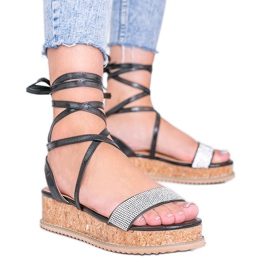 Svarta sandaler bundna med zirkoner Ves