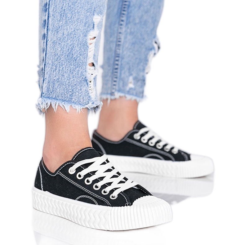 Kvinnors svarta sneakers på en tjock Nolita -sula