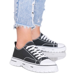 Kvinnors svarta sneakers på en tjock Georgia -sula