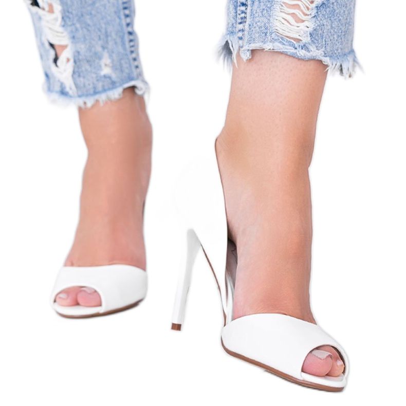 Vita pumps på en Joliette -häl