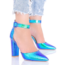 Blå holografiska pumpar på Ashley -stolpen