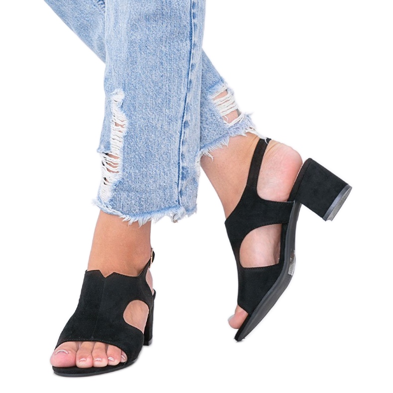 Svarta sandaler på en låg Buenna -stolpe