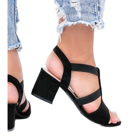 Svarta sandaler på en låg Forte -stolpe