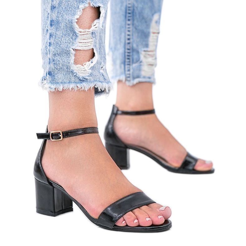 Svarta sandaler på en låg stolpe från Love Bites