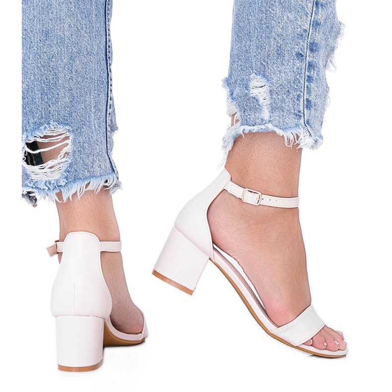 Beige sandaler på en låg Sever -stolpe