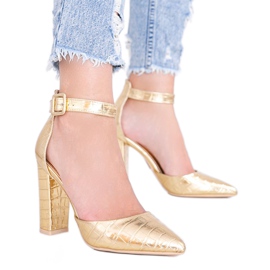 Sandaler på stolpe i motivet Glamour krokodilskinn gyllene