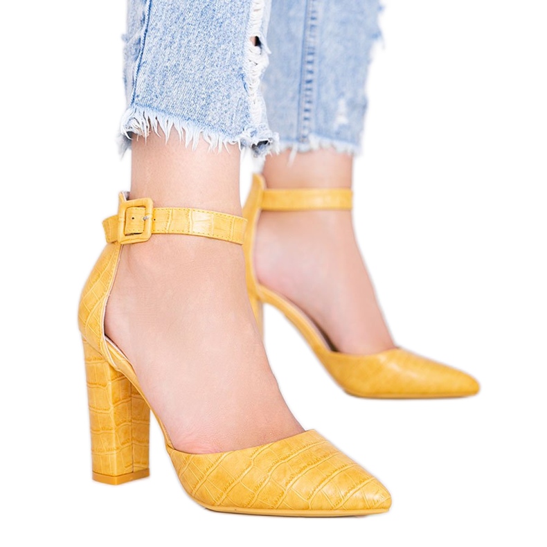 Senap pumpar på en stolpe i Glamour -krokodilhudmönstret gul