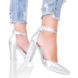 Silverpumpar på stolpen i Glamour -krokodilhudmönstret