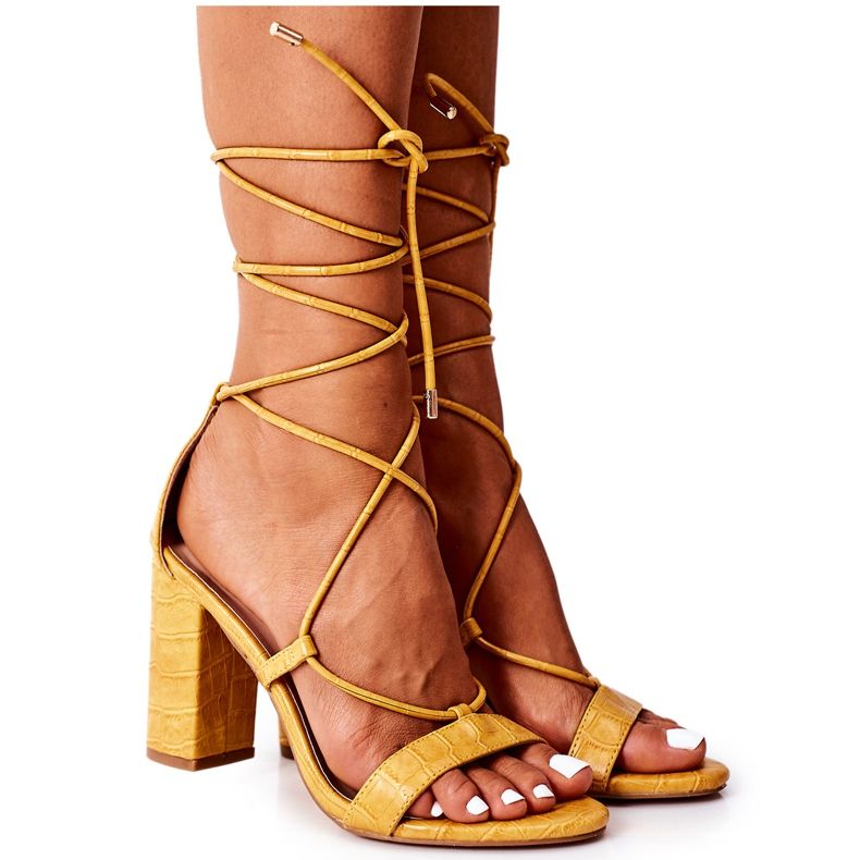 PS1 Knutna sandaler på en gul catwalkbar