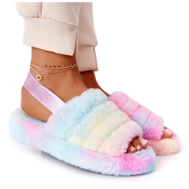 PS1 Furry Tofflor På En Färgrik Snöflinga Plattform mångfärgad