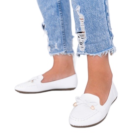 Vita mockasiner i Miriam -krokodilhudsmotivet