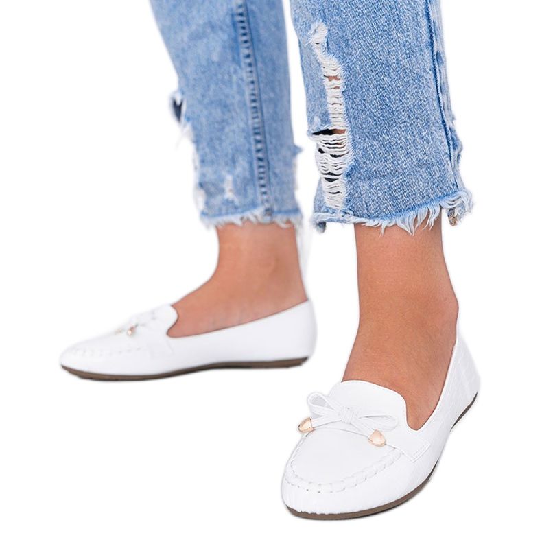 Vita mockasiner i Miriam -krokodilhudsmotivet