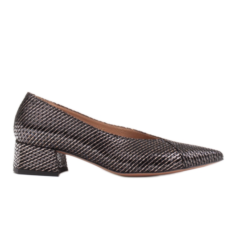 Marco Shoes Svarta pumps av ovanligt randigt läder