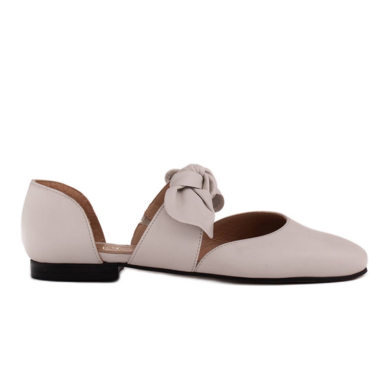 Marco Shoes Ballerinor med en rosett av läder vit