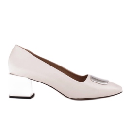 Marco Shoes Pumpar med metallisk häl och platt kromdekoration vit