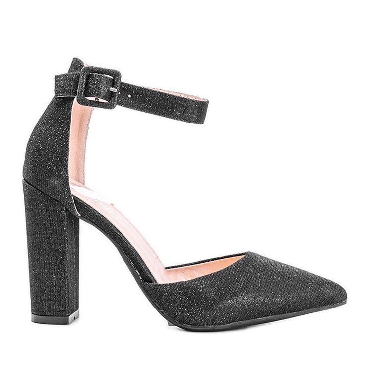 Svarta blanka pumpar på Milas inlägg