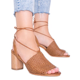 Bruna flätade sandaler på Estrella -stolpen