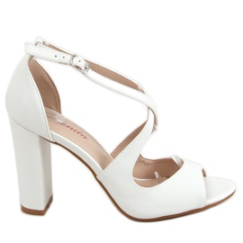 Vita högklackade sandaler S-837 Vit