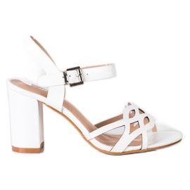 Renda Eleganta sandaler på en bar vit