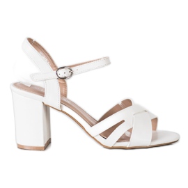 Laura Mode Casual vita sandaler på en bar