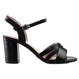 Laura Mode Casual svarta sandaler på en bar