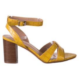 Renda Snygga sandaler på en bar gul