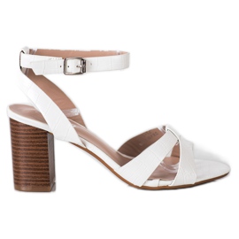 Renda Snygga sandaler på en bar vit