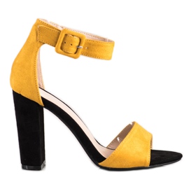 Goodin Svarta sandaler på en hög stolpe gul
