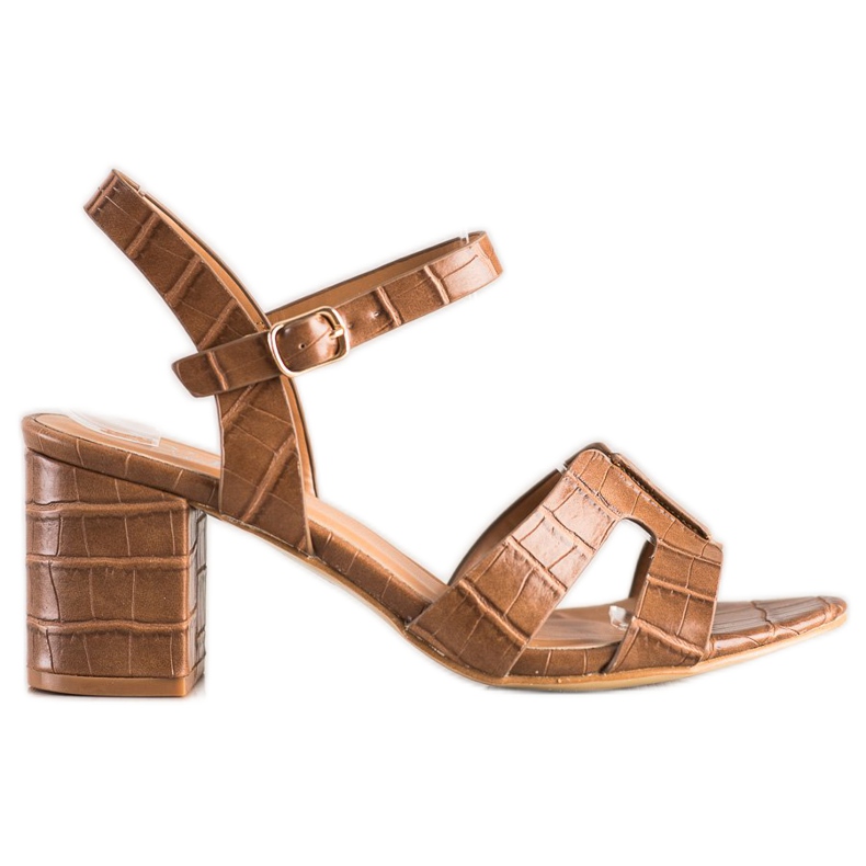 Cm Paris Snygga sandaler på en bar brun