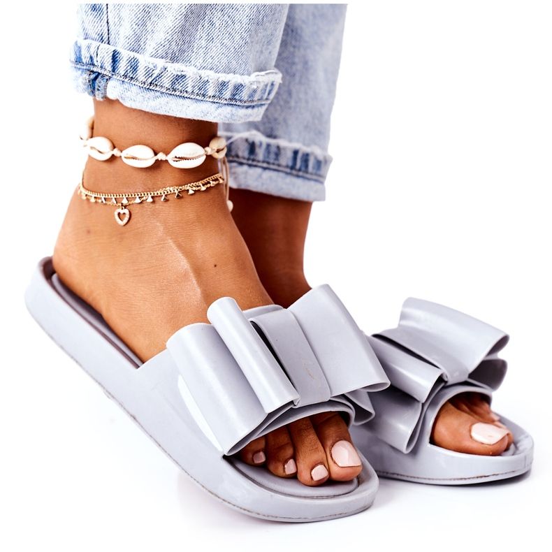 PS1 Gummi tofflor med grå april rosett