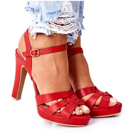 PW1 Eleganta röda Anastasia -sandaler på en bar