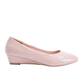 Beige pumps på en låg kilklack Chantal