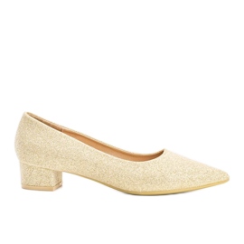 Guld pumpar på en Kennedy låg stolpe gyllene