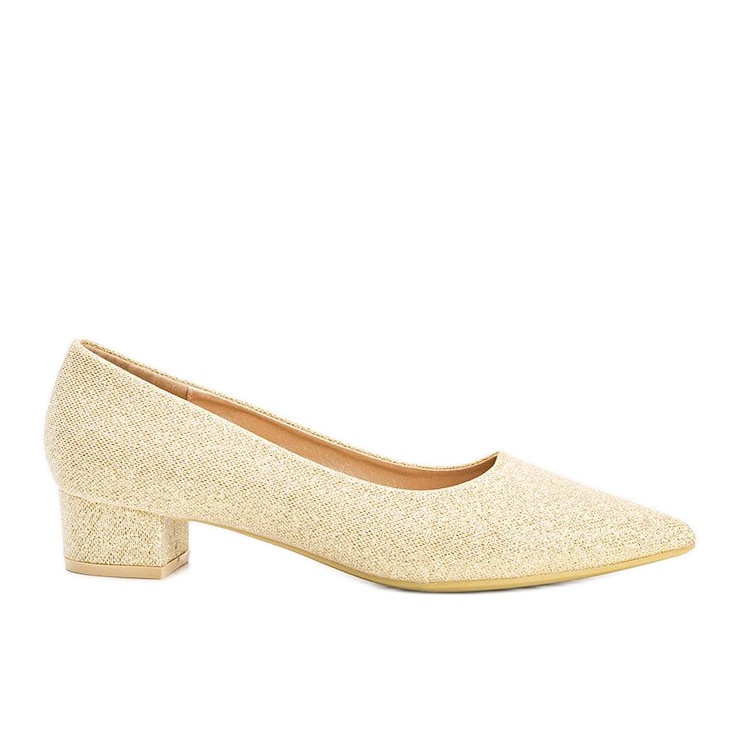 Guld pumpar på en Kennedy låg stolpe gyllene