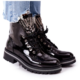 Lackerade varma arbetare med svart uppmärksamhet Cubic Zirconia